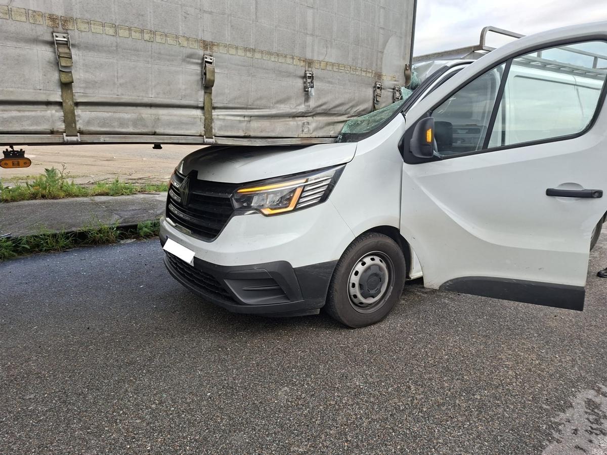 La furgoneta se empotró contra el remolque del camión.