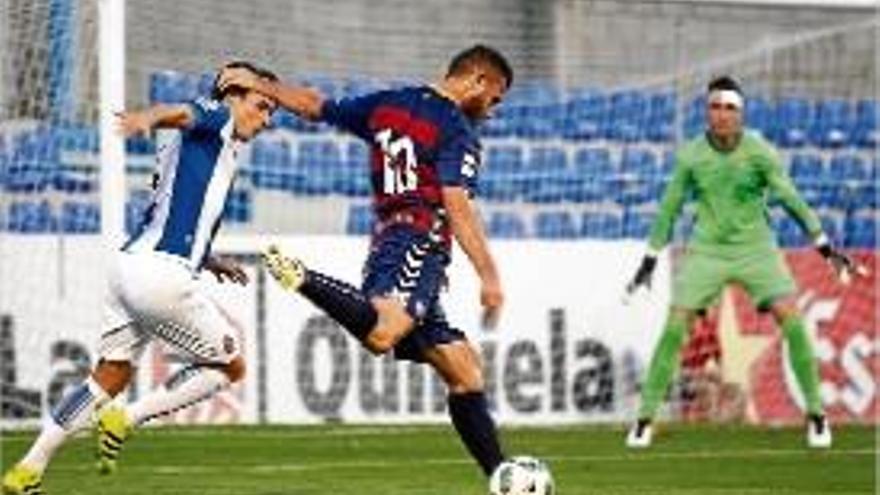 Álex Colorado, disparant a porta en el partit contra l&#039;Espanyol B.