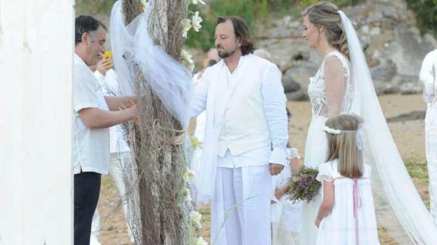 Los novios y el alcalde de Oleiros, ayer, durante la celebración de la boda en Espiñeiro.