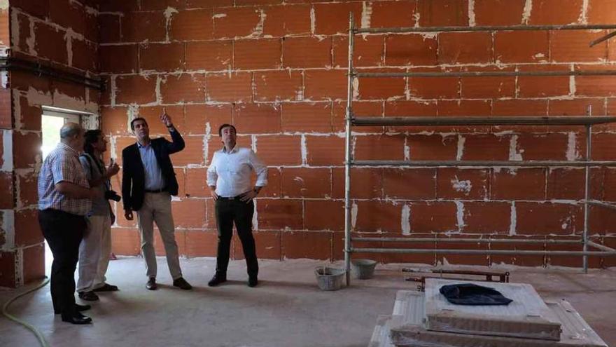 Alberto Castro, delegado territorial, y técnicos de la Junta visitan las obras del centro Río Duero. Foto