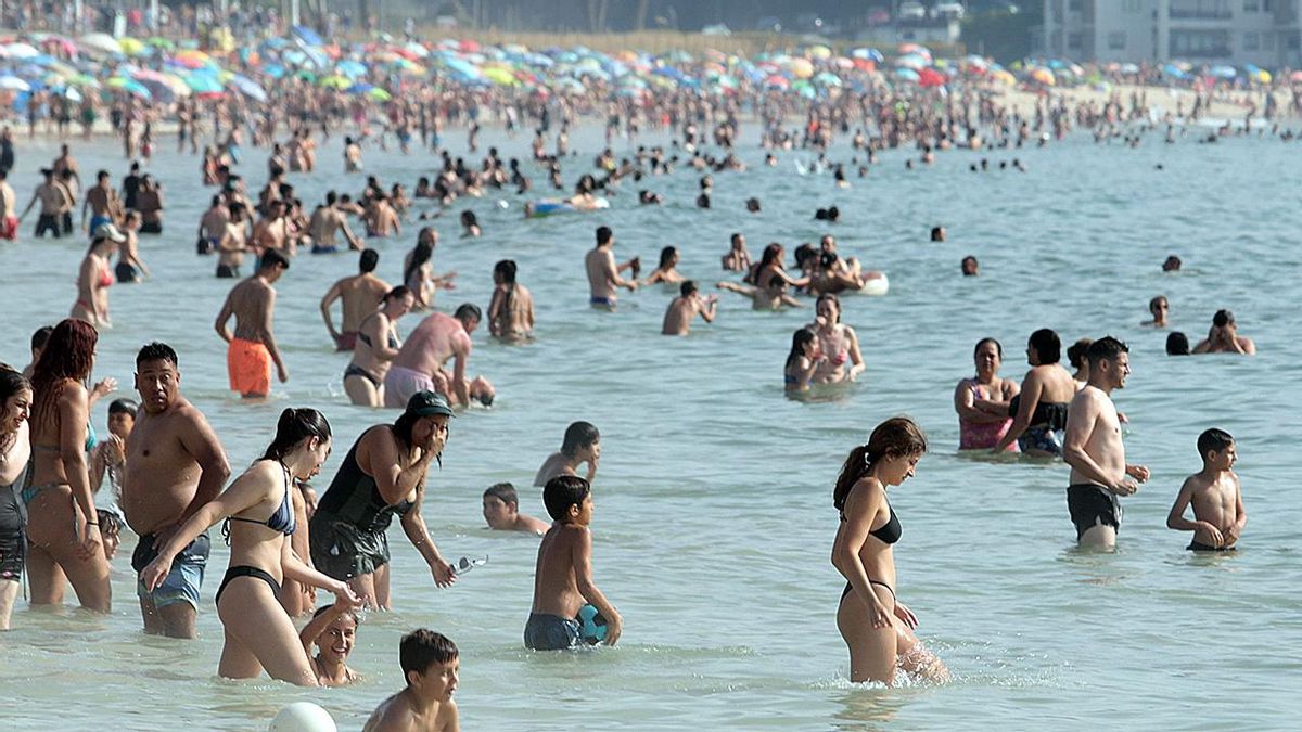 La playa de Samil, en Vigo, a tope de bañistas en plena ola de calor.