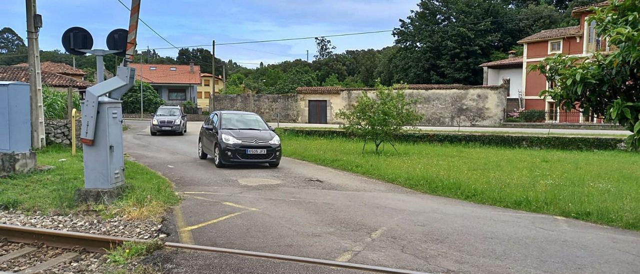 Paso a nivel en Quintana, que da acceso a la localidad de Piedra. | María Villoria