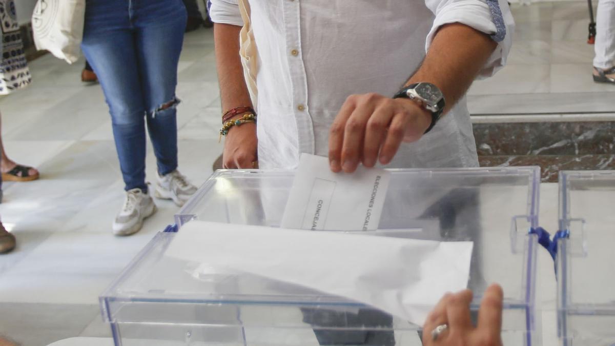 Urna electoral en las elecciones municipales de 2019.