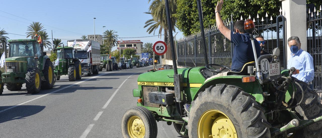 El presidente salida a los agricultores durante la tractorada de mayo del año pasado en Elche
