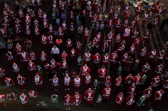 Los participantes vestidos como Santa Claus participan en la carrera anual de Navidad Run Santa Run Guadalajara, en Guadalajara, México.