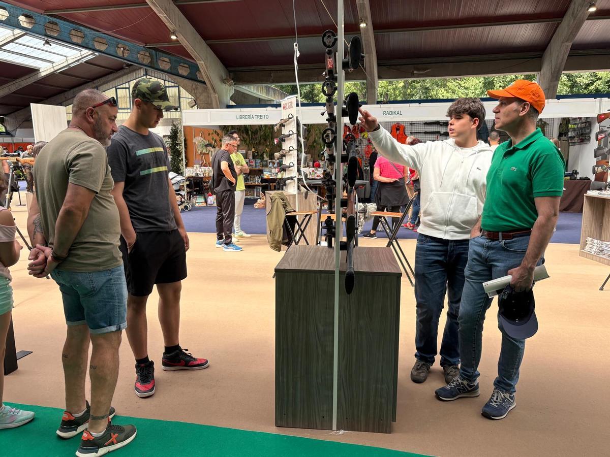 Visitantes en la pasada edición de Narcenatur en uno de los stands especializados en caza.