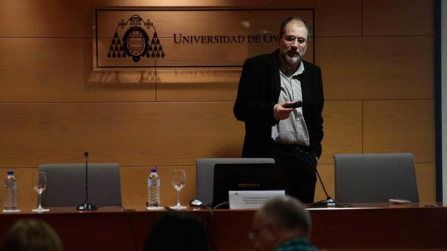 Víctor María Fernández, en la charla que impartió ayer en Avilés.