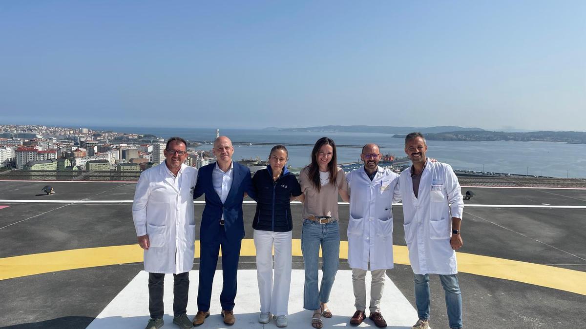 De izquierda a derecha, Antón Fernández, José Fraga, Analía López Fidalgo, Patricia Rey, Pedro Marcos y Alejandro Ávila, en el helipuerto del Chuac, en A Coruña.