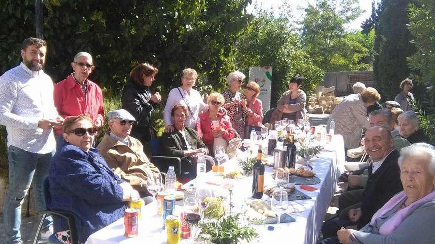 Participantes en los actos organizados por la asociación de alzhéimer disfrutan del vino solidario.