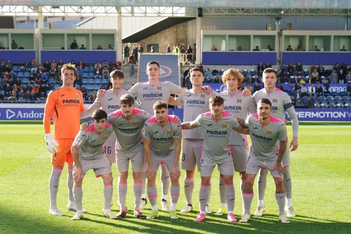 El Villarreal B jugó en Andorra con la equipación gris con ribetes de color rosa.