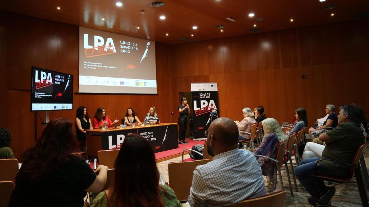 Momento del debate &#039;Quienes nos vigilan&#039;, con Ana Ballabriga, Julieta Martín, Natalia Gómez y Jezabel Artiles, ayer.