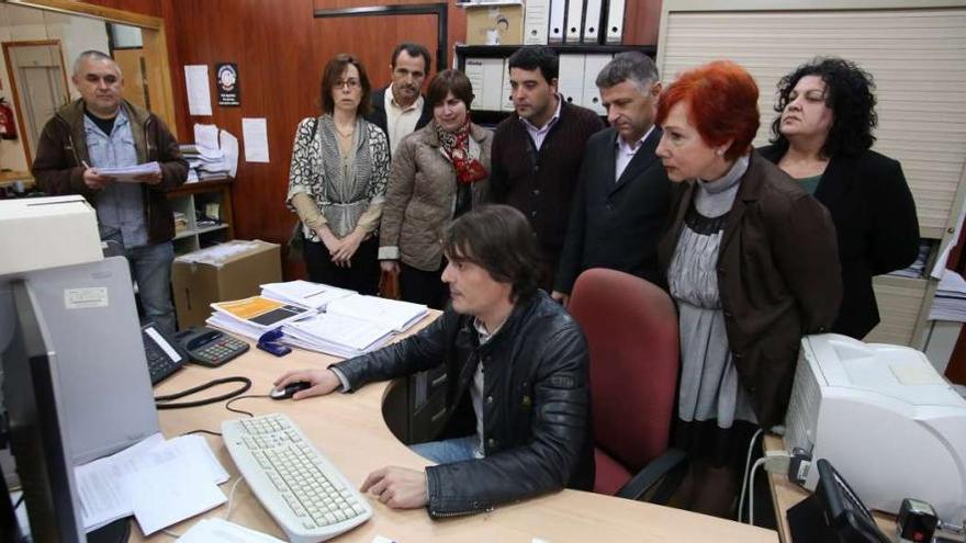 El secretario accidental del pleno -izqda.- y la secretaria de la Junta -dcha.- junto a Cuiña y ediles en el sorteo de las mesas. // Bernabé/Gutier