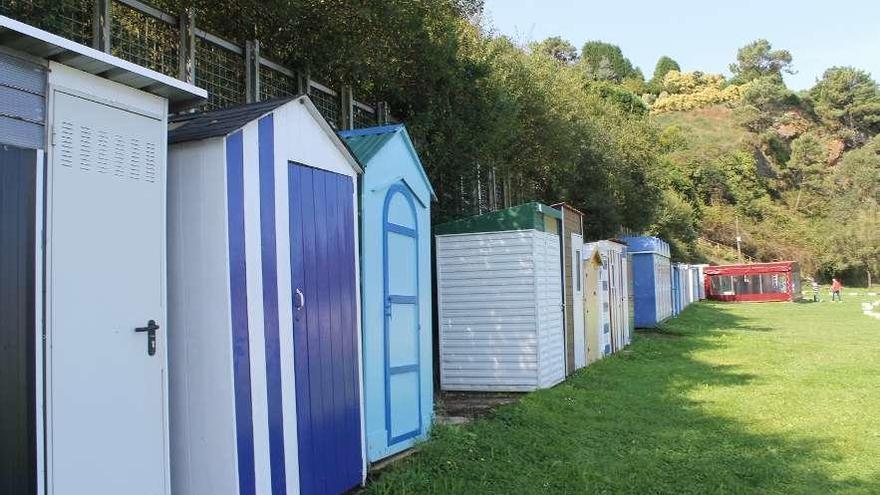 Casetas instaladas el año pasado en la playa segunda de Luarca.