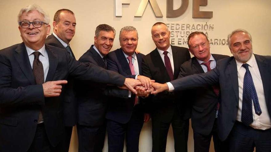 Por la izquierda, los líderes empresariales José María Esbec (Zamora), Juan Manuel Gómez (Salamanca), Javier Cepedano (León), Belarmino Feito (Asturias), Jorge Cebreiros (Pontevedra), Severino Ares (La Coruña) y José Ángel Penas Peón (Lugo) exhiben su unión tras la firma del Pacto de Oviedo.