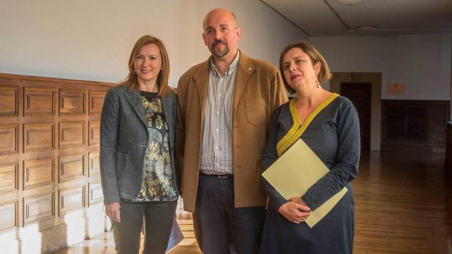 Los vicerrectores Eugenia Suárez y Francisco Borge, ayer, con Ana Taboada.