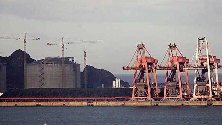 Una vista de la terminal de graneles sólidos de El Musel.