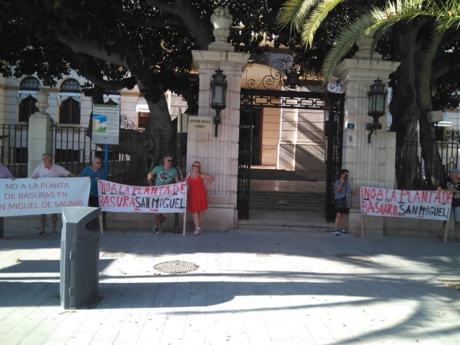 Protesta de vecinos de San Miguel contra el proyecto planta de tratamiento de basuras  presentado por OHL a las puertas de la Diputación, donde se celebraba la reunión del consorcio.