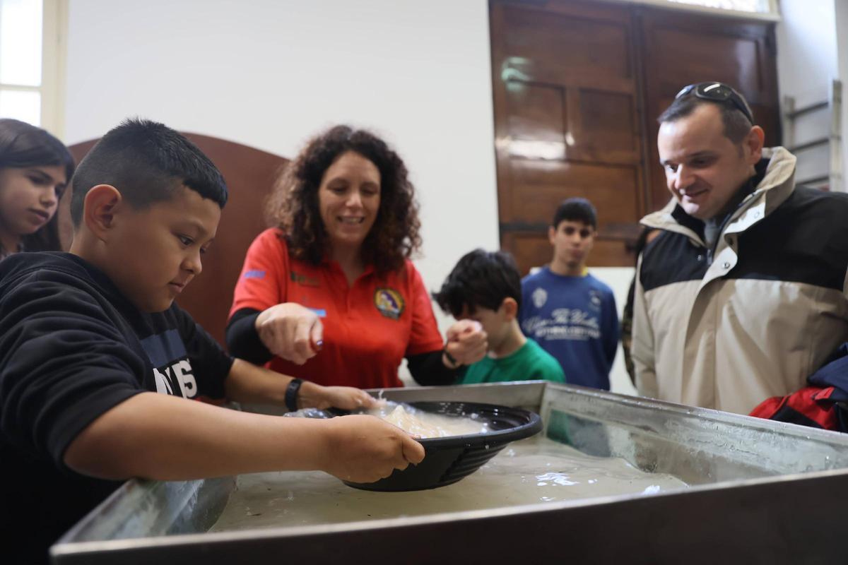 Javier Torre en el taller de bateo de oro ante la atenta mirada de su padre, Santiago Torre.