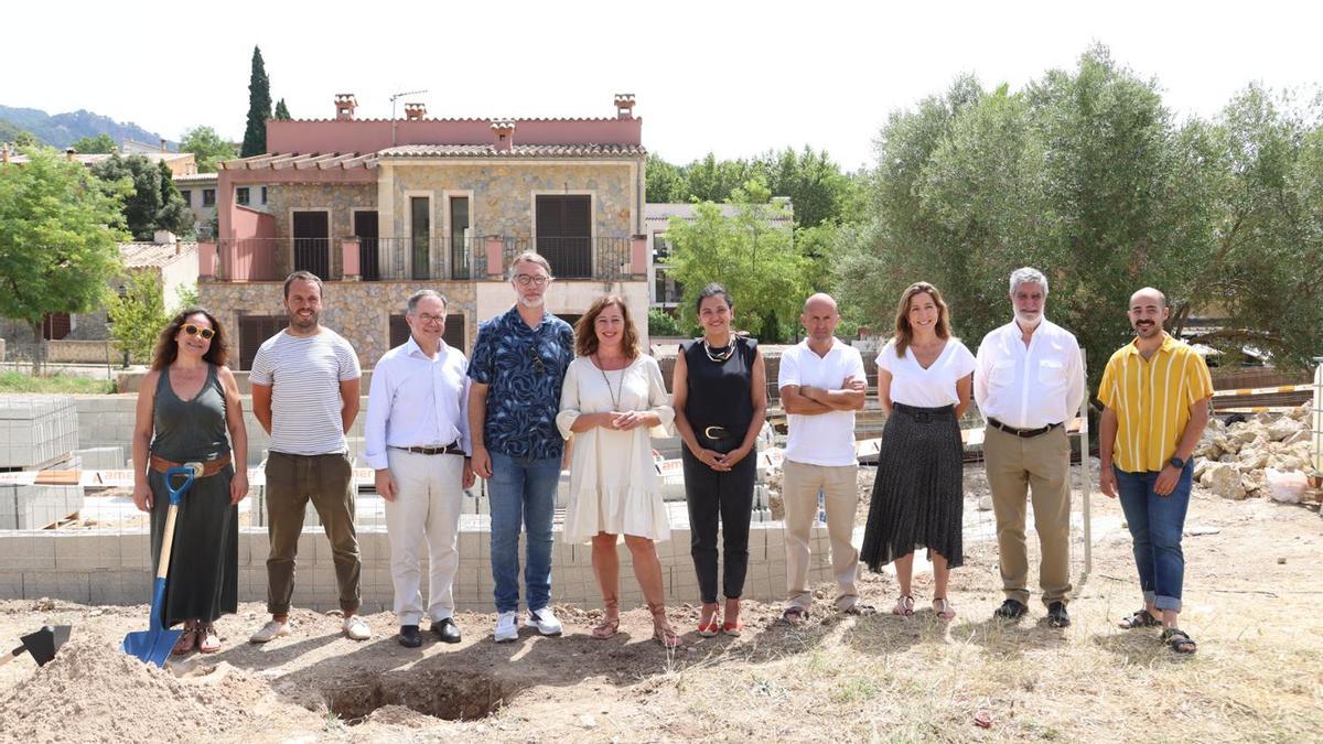 Autoridades autonómicas y municipales, durante el acto de colocación de la primera piedra en Puigpunyent.