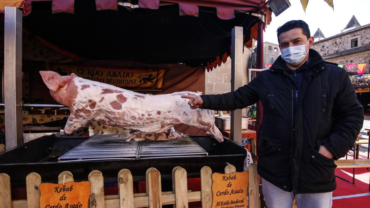Darlis Rojas ofrece su kebab de cerdo en Santa María.