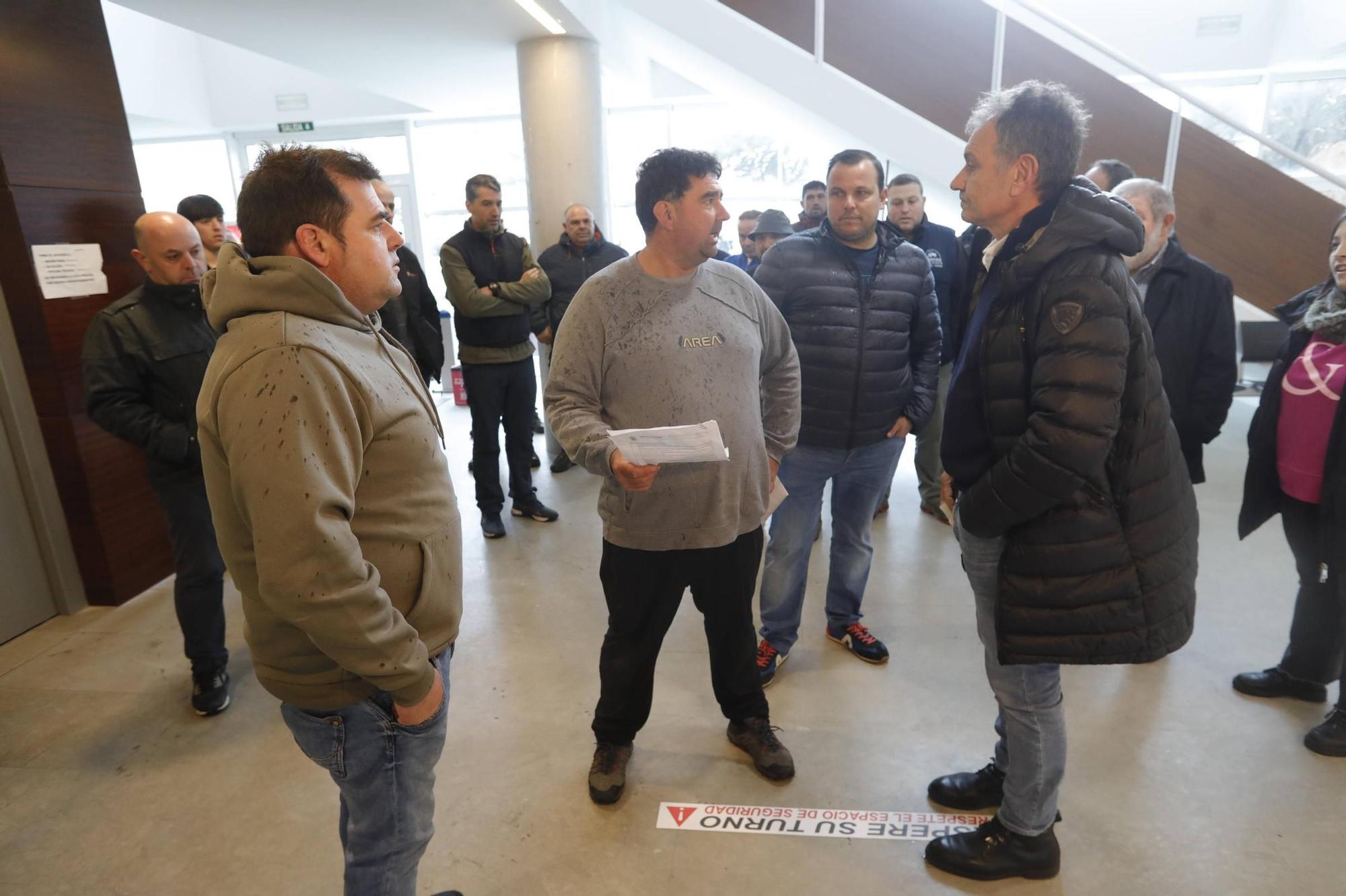 EN IMÁGENES: Los ganaderos toman con sus tractores la villa de Luanco