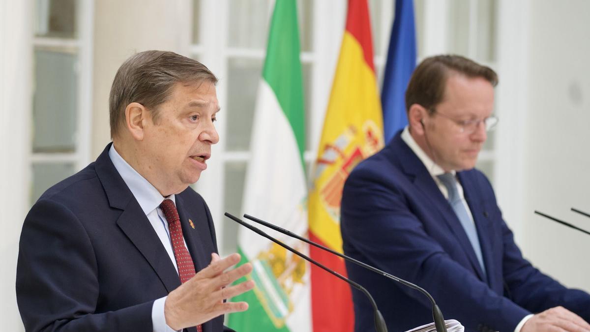 El ministro de Agricultura, Luis Planas, con el comisario europeo de Salud y Bienestar de los Animales, Olivér Várhelyi.