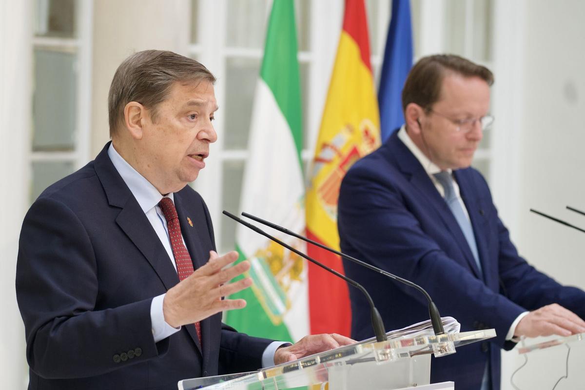 El ministro de Agricultura, Luis Planas, con el comisario europeo de Salud y Bienestar de los Animales, Olivér Várhelyi.