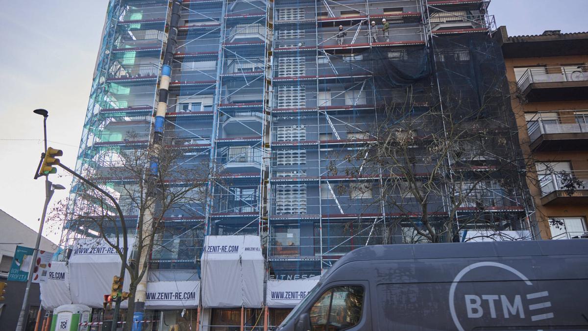 Les imatges de la crema de material d'una obra amb una bastida al carrer Santa Eugènia