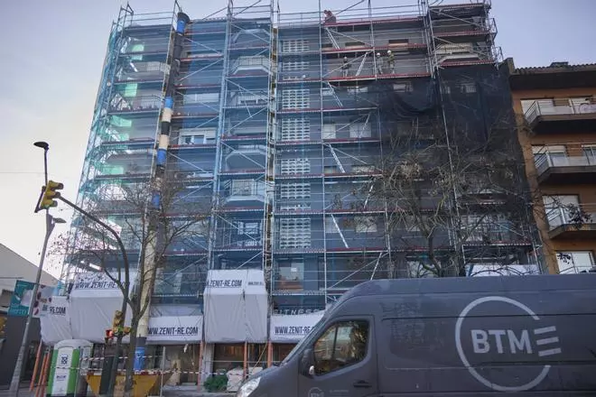 Les imatges de la crema de material d'una obra amb una bastida al carrer Santa Eugènia