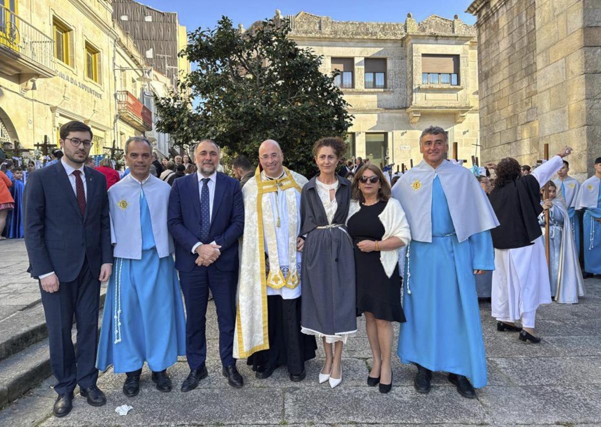 Representantes del PP, con el cura párroco de Cangas, Santiago Pérez. | FDV