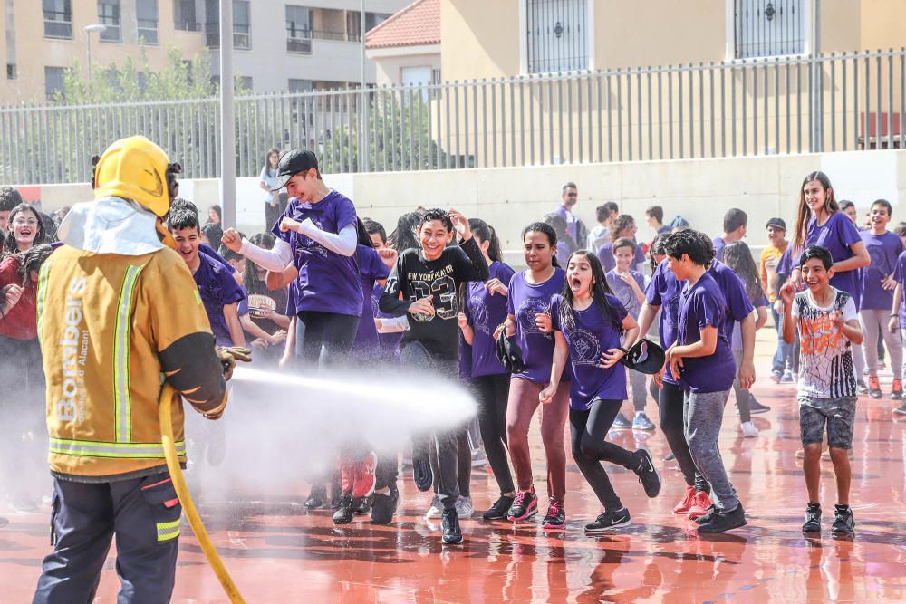 El Instituto recupera la tradición fallera que se celebraba hace lustros en el municipio y dedica el monumento al erudito local Thomas Villanova. Los alumnos recibieron una bañá primaveral por parte d