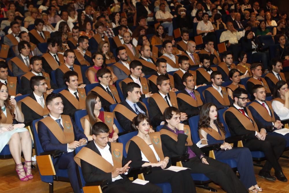 Graduación de "Teleco" y Derecho Económico