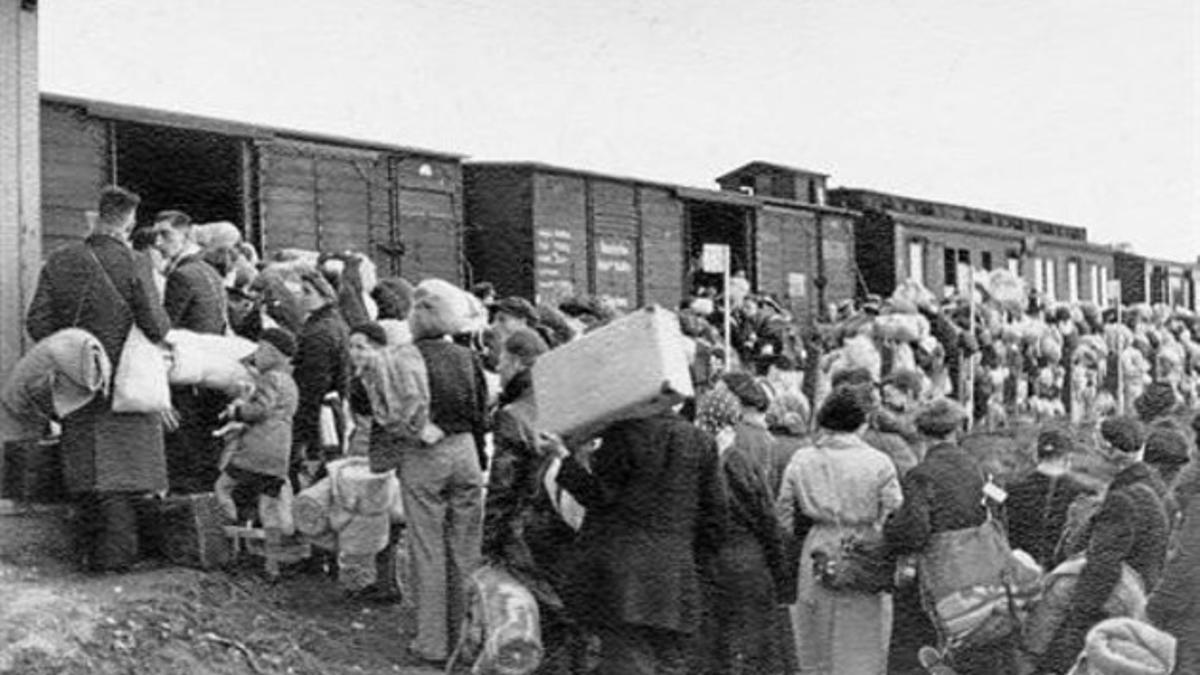 Deportados judíos subiendo a los trenes que les llevarían a Auschwitz.