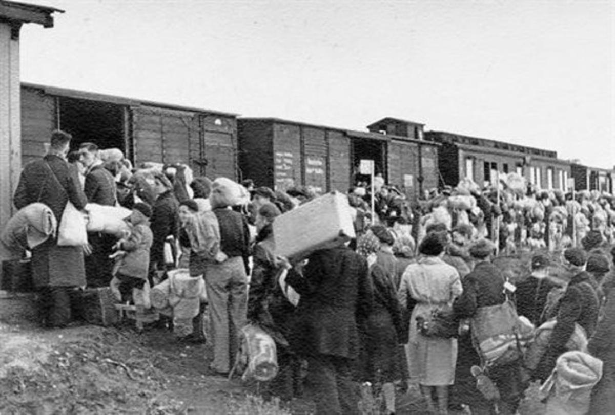 Deportats jueus pujant als trensque els portariena Auschwitz.