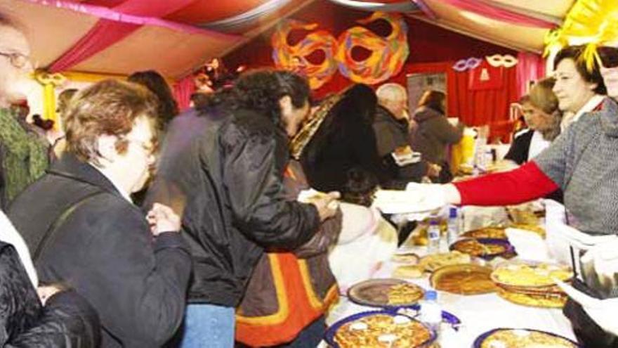 Los vecinos de sa Capelleta repartieron este año las raciones de tortilla desde la carpa del Ayuntamiento.