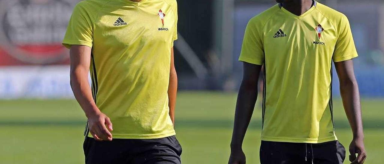 Borja Iglesias, junto a Pape Cheikh, en un entrenamiento con el primer equipo. // Marta G. Brea