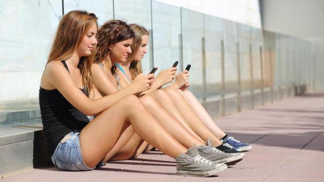 Cada vez es más común ver a personas con su smartphone.