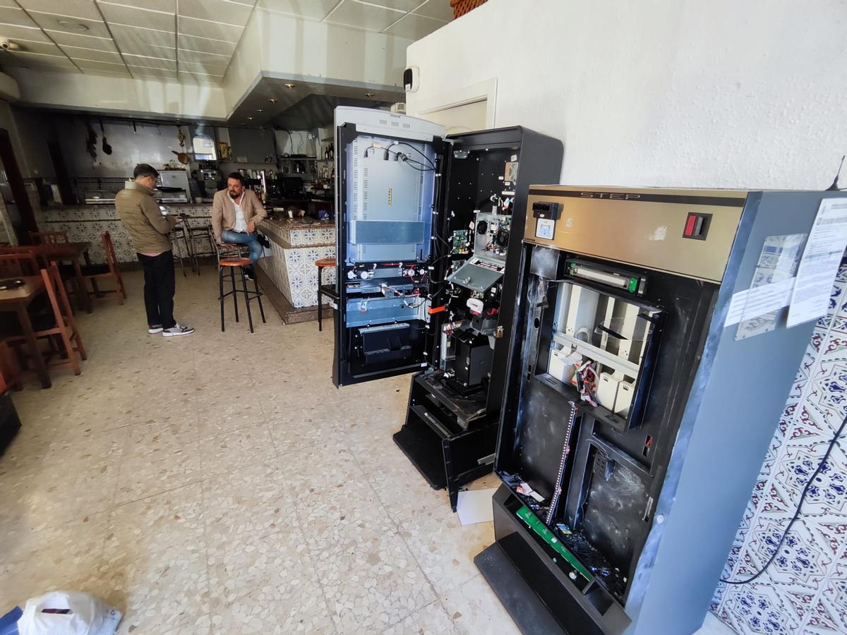 En el Mesón Er Paleto Kini han reventado la máquina de tabaco y la recretiva.