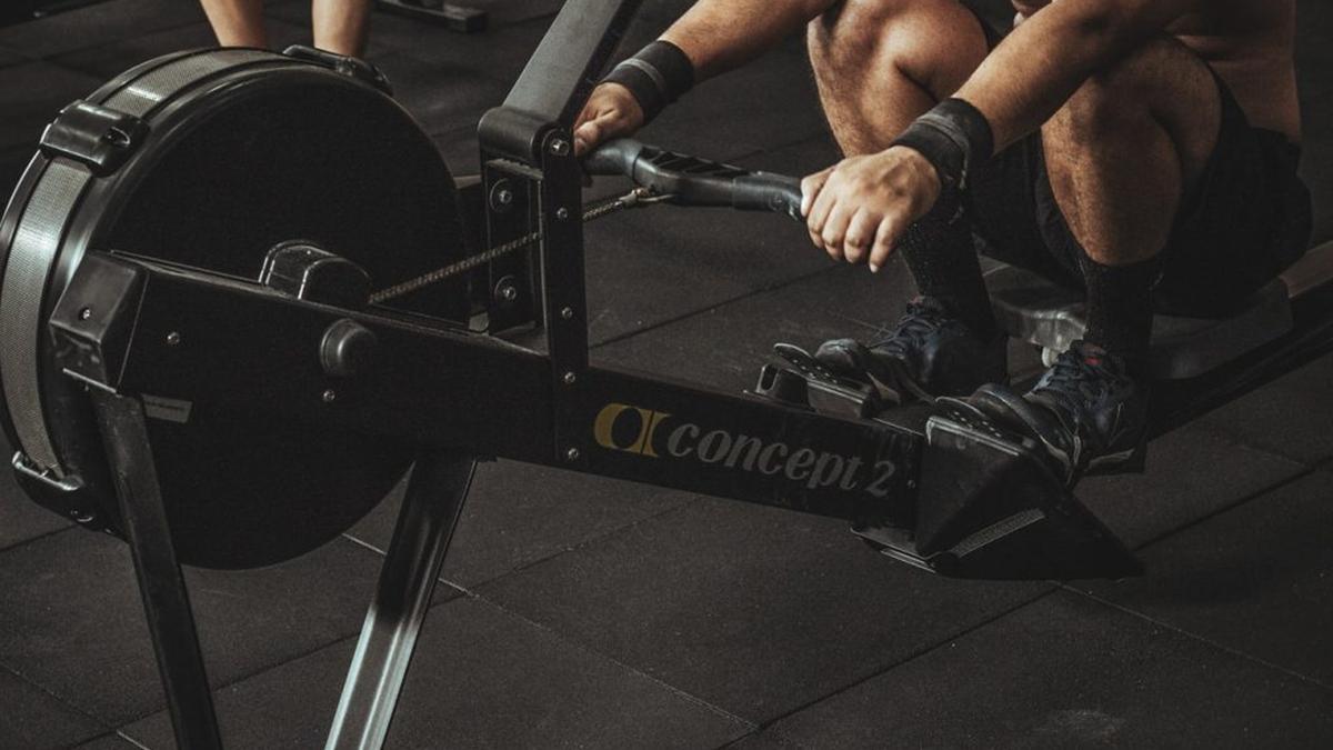 Las máquinas de remo ofrecen versatilidad para trabajar distintas partes del cuerpo.