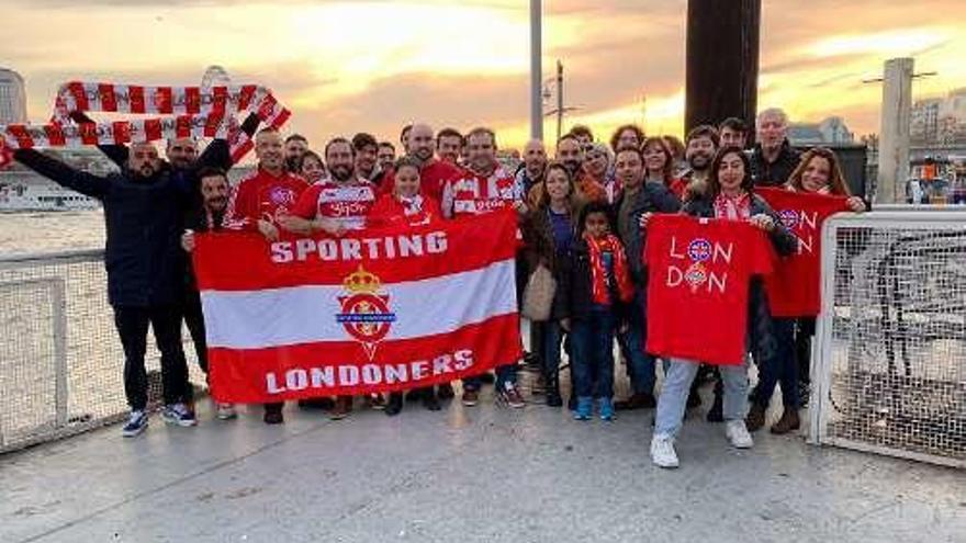 La Peña del Sporting de Londres, reunida para el partido.