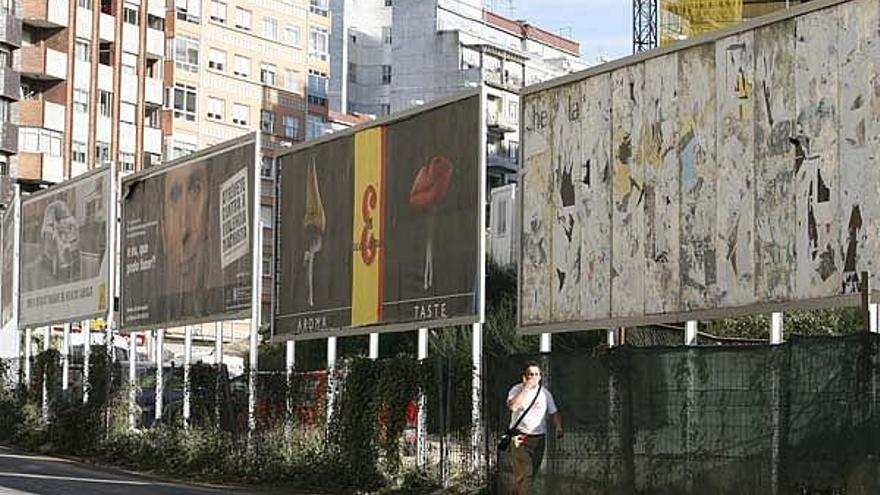 La crisis es la responsable de imágenes como ésta de la Travesía de Vigo con vallas vacías.