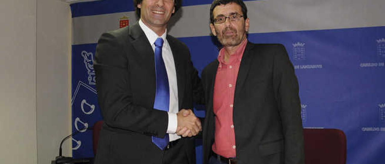 San Ginés (izquierda) y Caraballo en febrero de 2012 tras firmar el pacto.