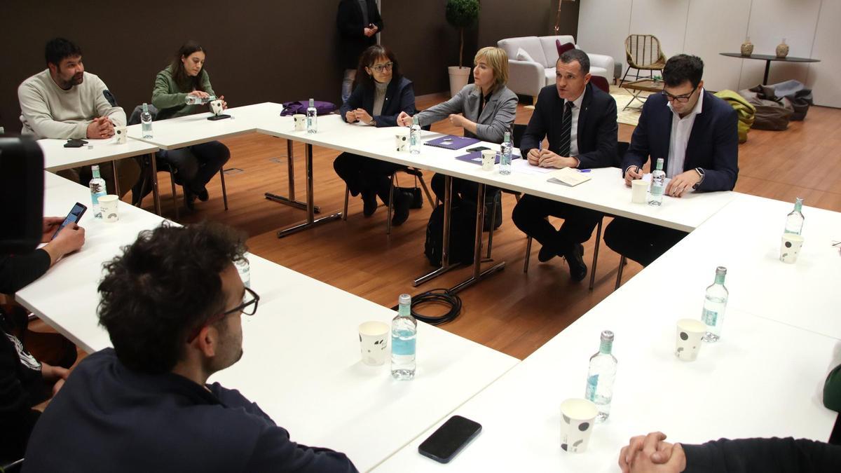 El conseller d'Agricultura, Òscar Ordeig, reunit amb els pagesos i ramaders de Revolta Pagesa que tallen l'accés al port de Tarragona