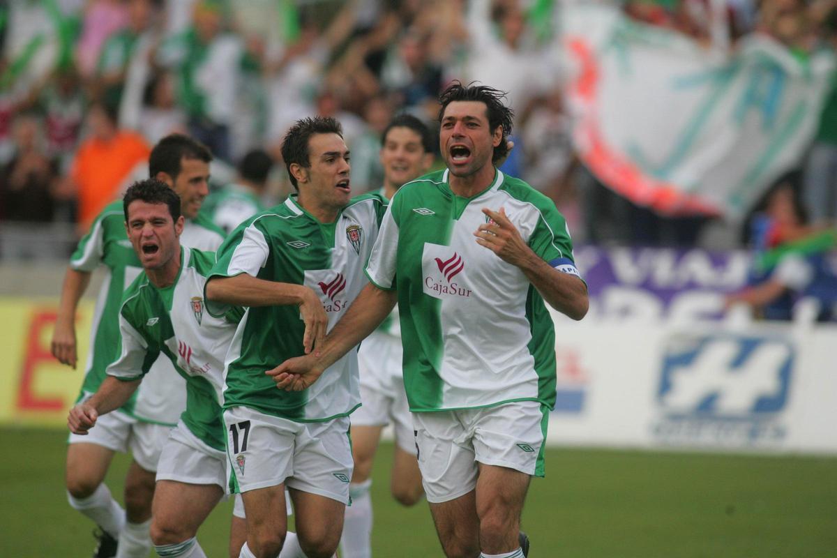 Pierini y Guzmán celebran un gol al Huesca en El Arcángel.