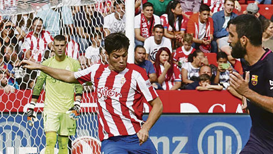 Meré despeja un balón ante Arda.