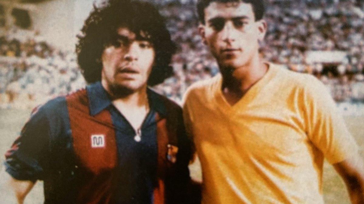 Maradona posa junto a Sergio Marrero en el Estadio Insular.