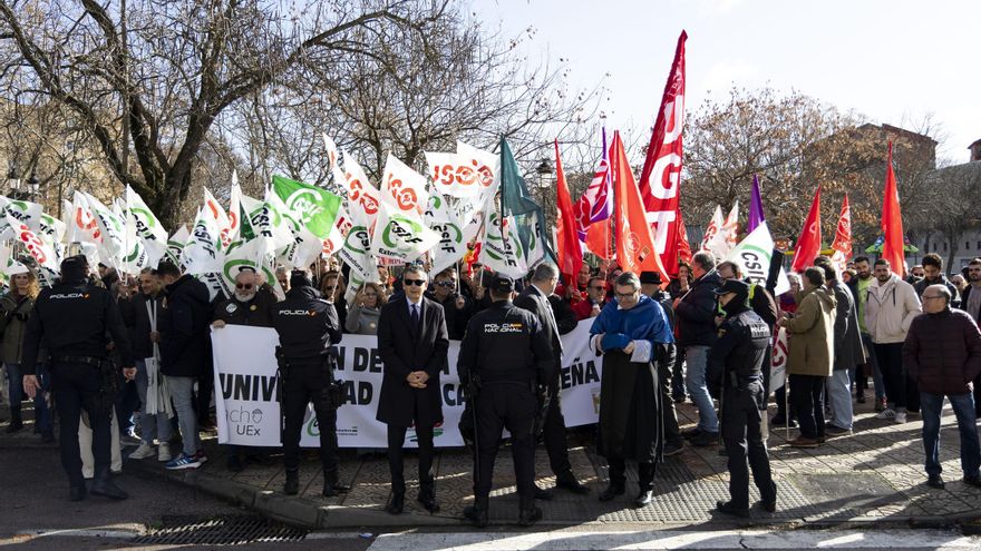 Protesta por la financiación de la UEx: la Junta no cubre &quot;el total&quot; de las matrículas gratis