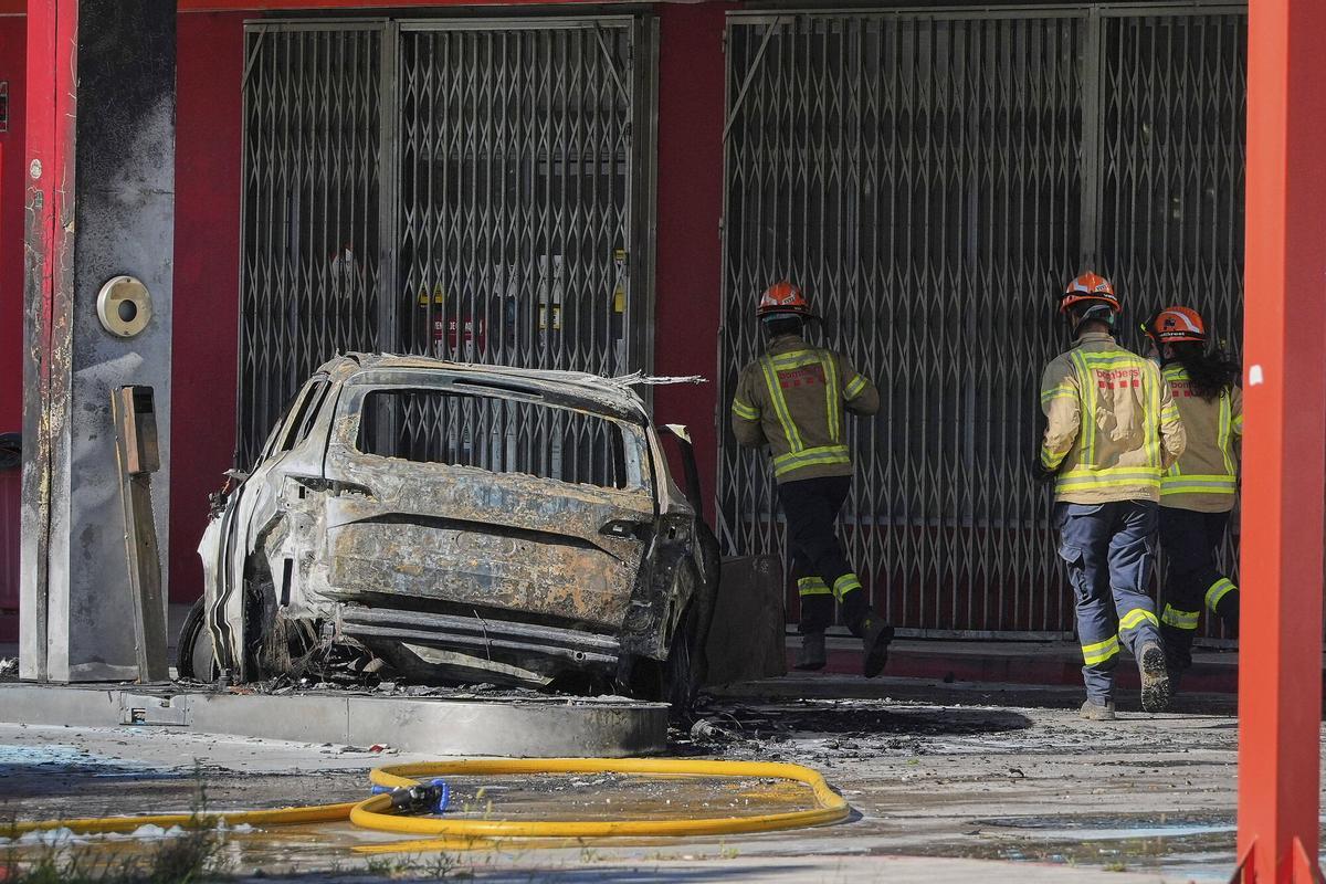 Les imatges del cotxe incendiat en una gasolinera de Girona