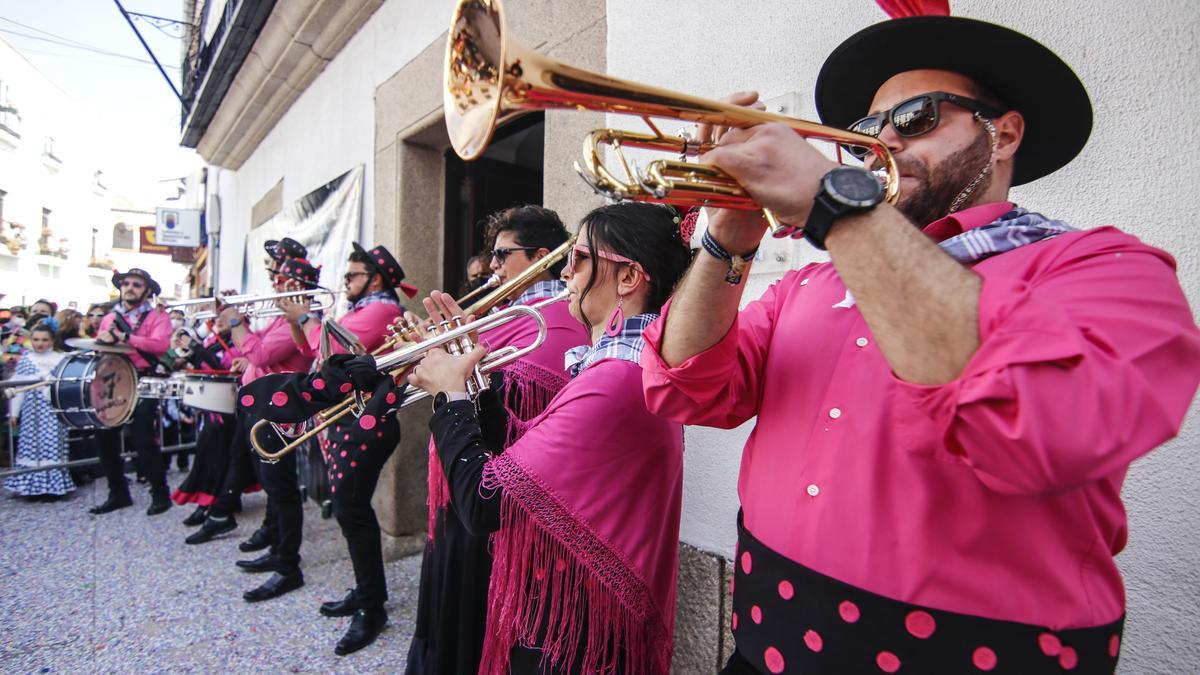 Una charanga amenizando el ambiente.