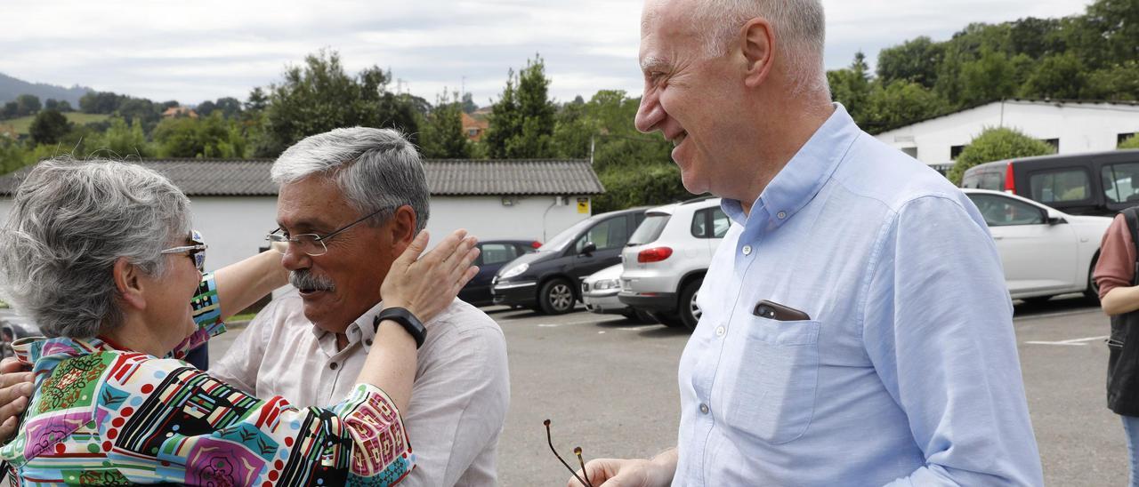 Ana González, saludando a Luis Manuel Flórez durante un acto de Proyecto Hombre en junio de 2019, en presencia de Faustino Blanco. | Ángel González